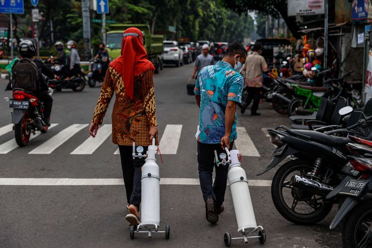 Warga mengantre untuk mengisi ulang tabung gas oksigen di Medical Oxygen di Jalan Minangkabau Timur, Jakarta Selatan, Kamis (1/7/2021). Pedagang mengaku permintaan isi ulang tabung gas oksigen mengalami peningkatan setelah terjadi lonjakan kasus positif Covid-19.(KOMPAS.com/GARRY LOTULUNG)